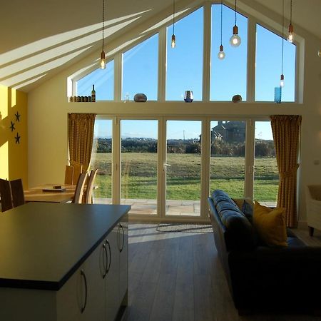 Beautiful, Modern Villa 5 Mins Walk From The Stunning Bay At Trearddur هوليهيد المظهر الخارجي الصورة