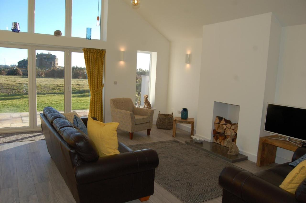 Beautiful, Modern Villa 5 Mins Walk From The Stunning Bay At Trearddur هوليهيد المظهر الخارجي الصورة