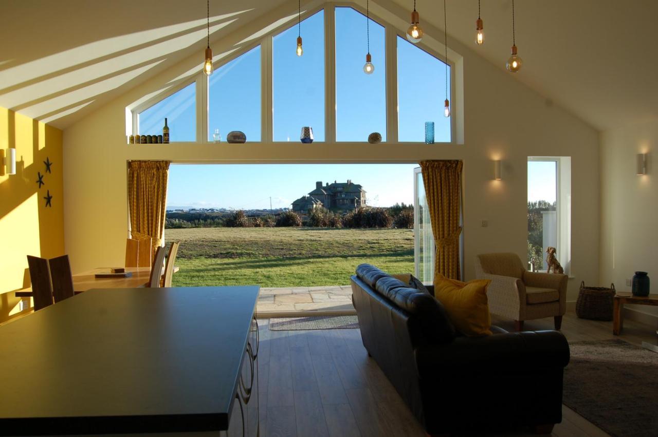 Beautiful, Modern Villa 5 Mins Walk From The Stunning Bay At Trearddur هوليهيد المظهر الخارجي الصورة